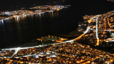 Şehrin en yüksek noktasından gece şehrine bak.