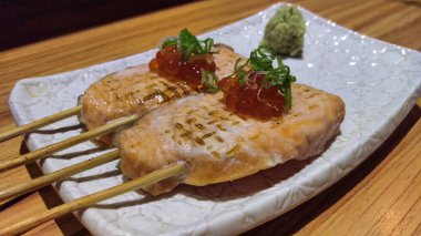 Somon ve sebzeli suşi.