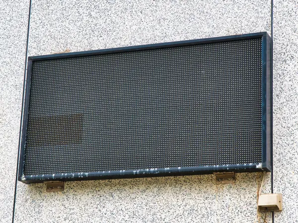 Siyah metal pencereli binanın ön cephesi..