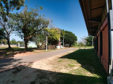 Şehir parkındaki okul binası.