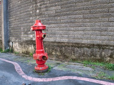 Sokakta yangın karınca musluğu