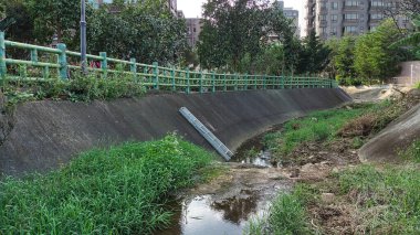 İsrail Eyaleti 'nin başkentinde nehrin üzerindeki köprü.