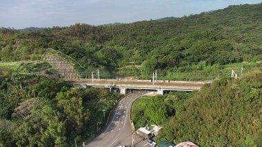 Barselona şehrindeki demiryolu köprüsünün manzarası.