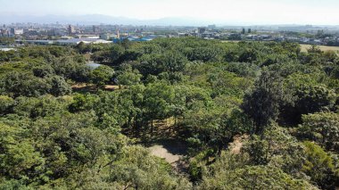 Kentsel bir manzaranın yüksekliğinden manzara.