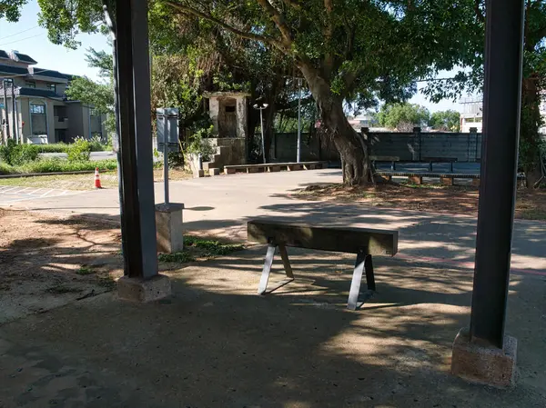 Şehirdeki parkta boş bir bank.