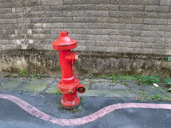 Caddedeki kırmızı yangın musluğu.