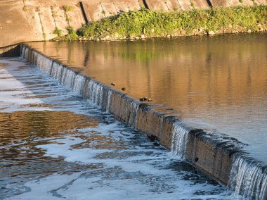 Elektrik santrali olan baraj.