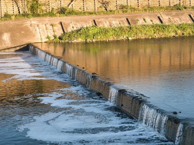 Şehir parkındaki baraj.