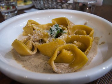 beyaz tabakta etli makarna