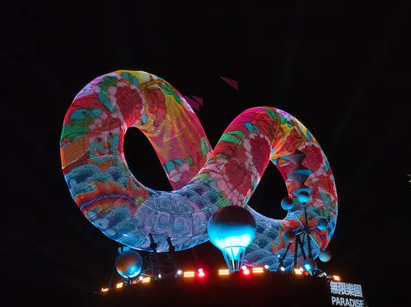 Renkli ve parlak renkli ışıklar.