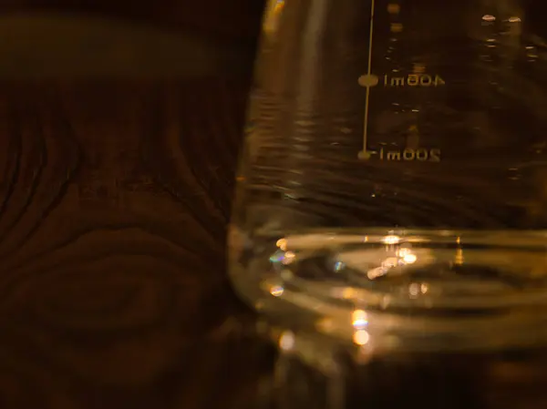 Dikey bir bardak su.