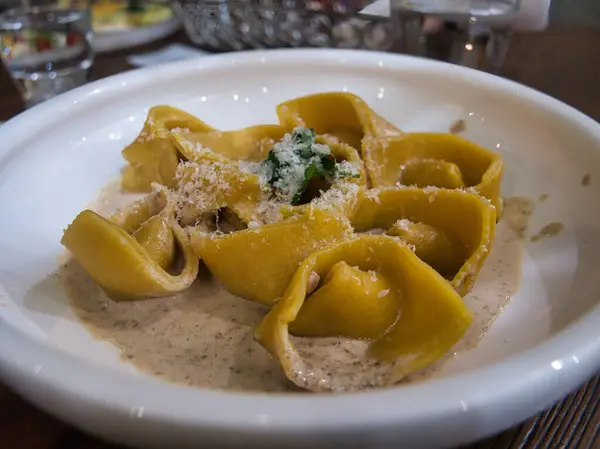 beyaz tabakta etli makarna