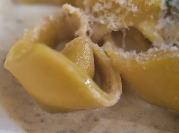 Etli ve peynirli hamur tatlısı