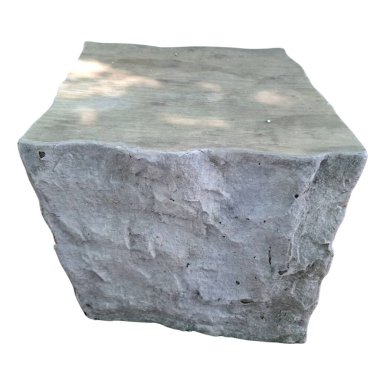 Beyaz arka planda açık taş koltuk 