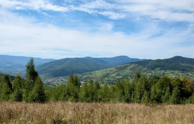 Karpat Dağları, orman, tarla ve bulutlu mavi gökyüzü, Ukrayna