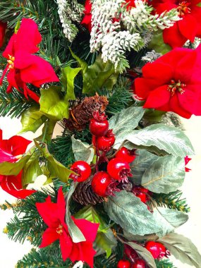 Noel topları, yaylar ve çam dallarından yapılmış süslemeler.