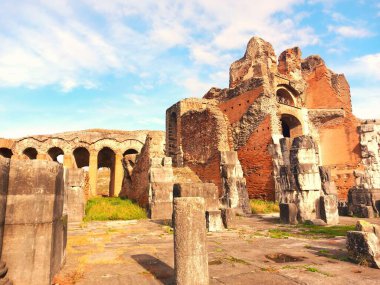 Kazılar ve antik şehrin amfitiyatrosunun parçaları.