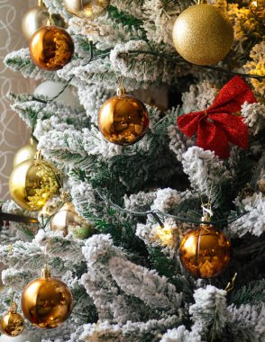 Noel ağacında oyuncaklar ve toplarla Noel ağacı.