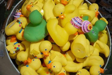 Mağazadaki plastik ördek oyuncağı.