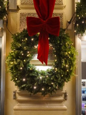 Işıklar ve çelenklerle süslenmiş Noel süsü. yüksek kaliteli fotoğraf