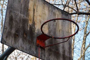 Sokakta eski bir basketbol potası