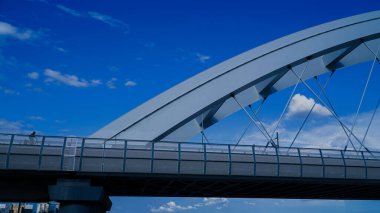 Beyaz köprü inşaatı güzel güneşli bir günde mavi gökyüzü ve arka planda bulutlar