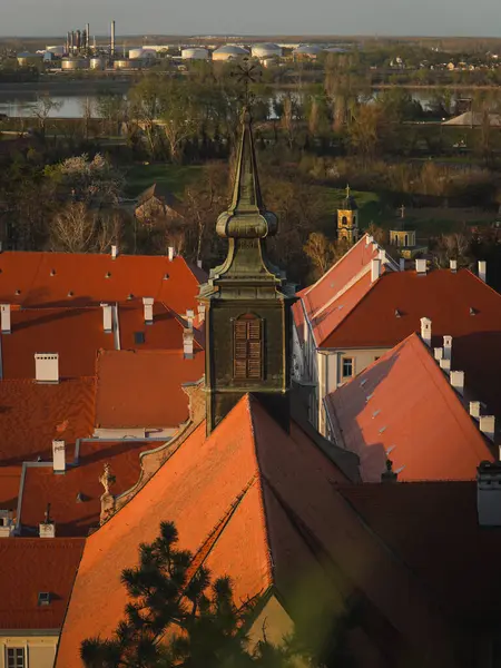 Eski şehrin panoraması ve Hristiyan kilisesinin kubbesi.