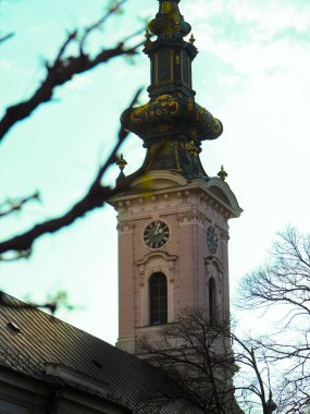 Eski kasabadaki güzel pembe saat kulesi