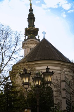 Güzel bir kilisenin çatısı ve parktaki kule.