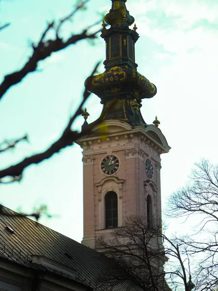 Eski kasabadaki güzel pembe saat kulesi