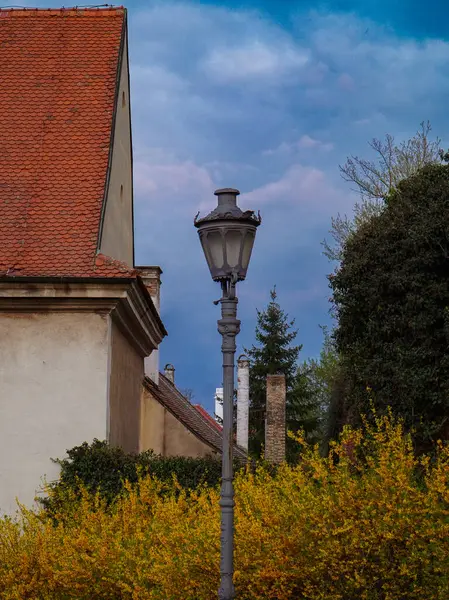 Akşamları eski kasaba, bahar renklerinde eski kasaba, güzel eski sokak lambası