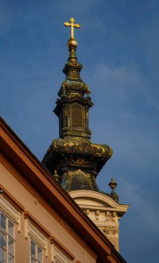 Hıristiyan kilisesinin güzel zümrüt yeşil kulesi