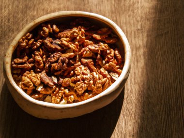 Soyulmuş ceviz bir kasede yatıyor.