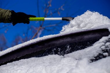  Arabadan karı fırçayla temizlemek