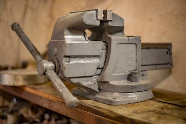 Gri metal bank mengenesi