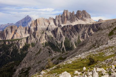 İtalya 'daki Dolomiti Dağı' nın güzel manzarası.