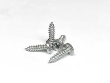 beyaz zemin üzerinde gümüş vida.