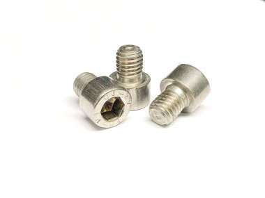 Metal ceviz beyaz arkaplanda izole.