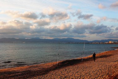 Denizin üzerinde güzel bir gün batımı