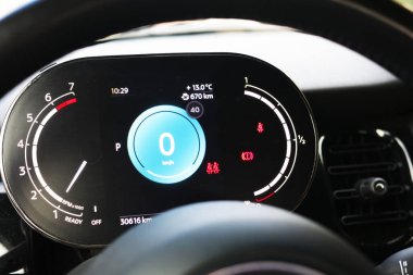 gösterge paneli ile arabanın konsolunu kapat