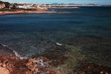 Uzakta sahil manzaralı göl ve şehir manzaralı. Liman Koyu. Sahilden manzaralı