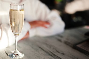 Lokantada şampanya siparişi bekleyen bir adam.