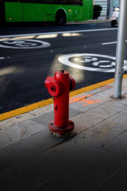 Caddedeki kırmızı yangın musluğu.