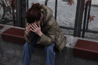 Başı ağrıyan kız kafasını tutuyor. Kız sorunlardan muzdarip. keder