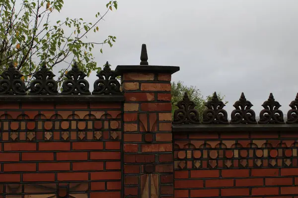 Tuğla katedral ihtişamlı ve mimari güzelliğiyle etkiler. Duvarları zengin kırmızı tuğlalardan yapılmıştır. Bu ona rahat bir görünüm verir..