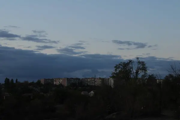 Akşamları kara gökyüzü şehrin üzerinde beliriyor. Bulutlar hızla toplanır ve yaklaşan bir fırtına izlenimi yaratır..