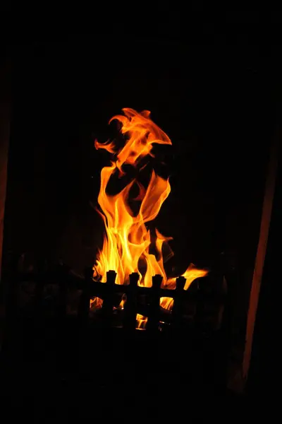 Ateşin parlak turuncu ve kırmızı renkleri vardır. Dans eder ve parıldar. Isı ve ışık yaratır. Alevler yukarı doğru yükselir ve her hareketle değişen çeşitli şekil ve kalıplar oluşturur..