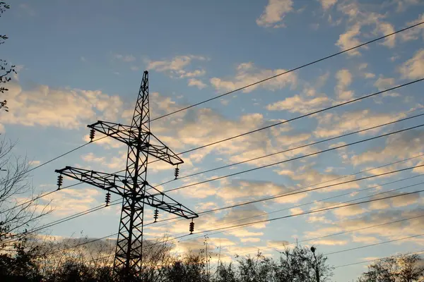 Metal bir direk gökyüzüne doğru yükseliyor. İnce şekli boyunu ve dayanıklılığını vurgular. Kutup ve gökyüzü arasındaki zıtlık doğayla karışan endüstriyel bir ortam yaratıyor..