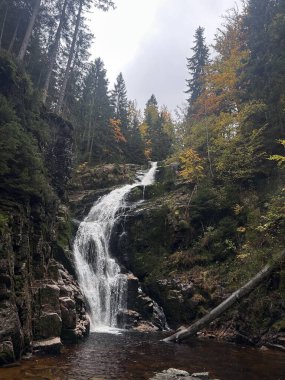 Dağlarda güzel bir şelale
