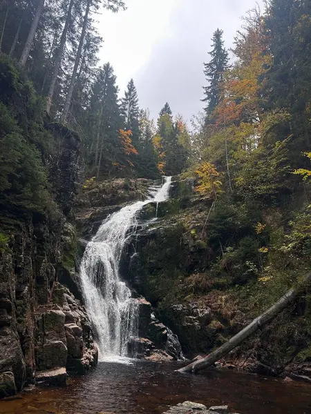Dağlarda güzel bir şelale